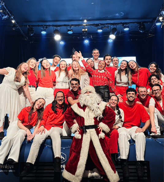 Étudiants de la formation animation touristique préparant un spectacle de Noël.